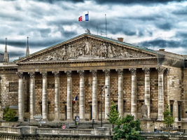 Loi « immigration » : discriminations, chasse aux droits sociaux et trappe à pauvreté !