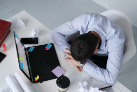 7 heures de travail gratuit : une punition supplémentaire pour les travailleurs·euses