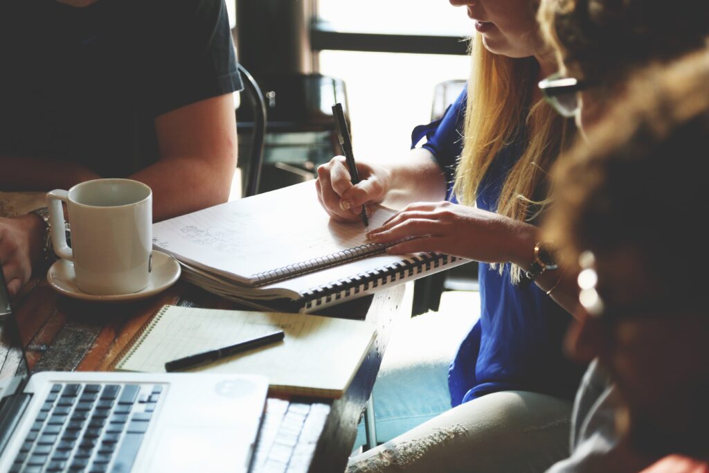 Jeunes Image par StartupStockPhotos de Pixabay